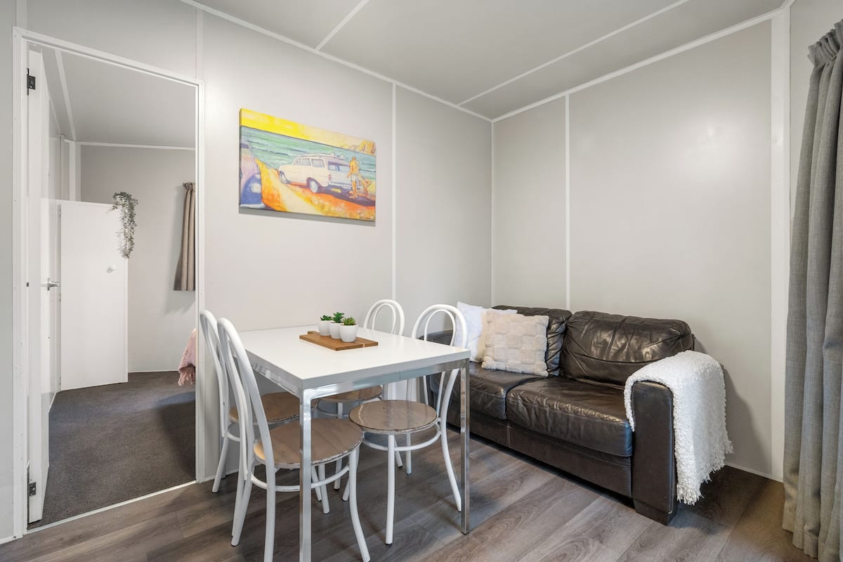 Kozy Kiwi (2BR) | Aire de séjour | Table de ping-pong