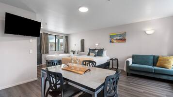 Economy studio, douche met handgrepen | Woonruimte | Een tafeltennistafel