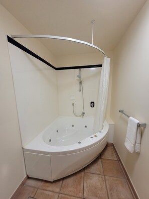 Standard Room, 1 Queen Bed, Jetted Tub | 1 bedroom, desk, blackout drapes, iron/ironing board - City of Sails Motel (Auckland)