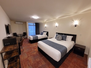 1 bedroom, desk, blackout drapes, iron/ironing board - City of Sails Motel (Auckland)
