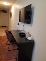 标准房, 1 张大床 | 起居区 | 43-英寸智能电视 （配备卫星频道）、电视