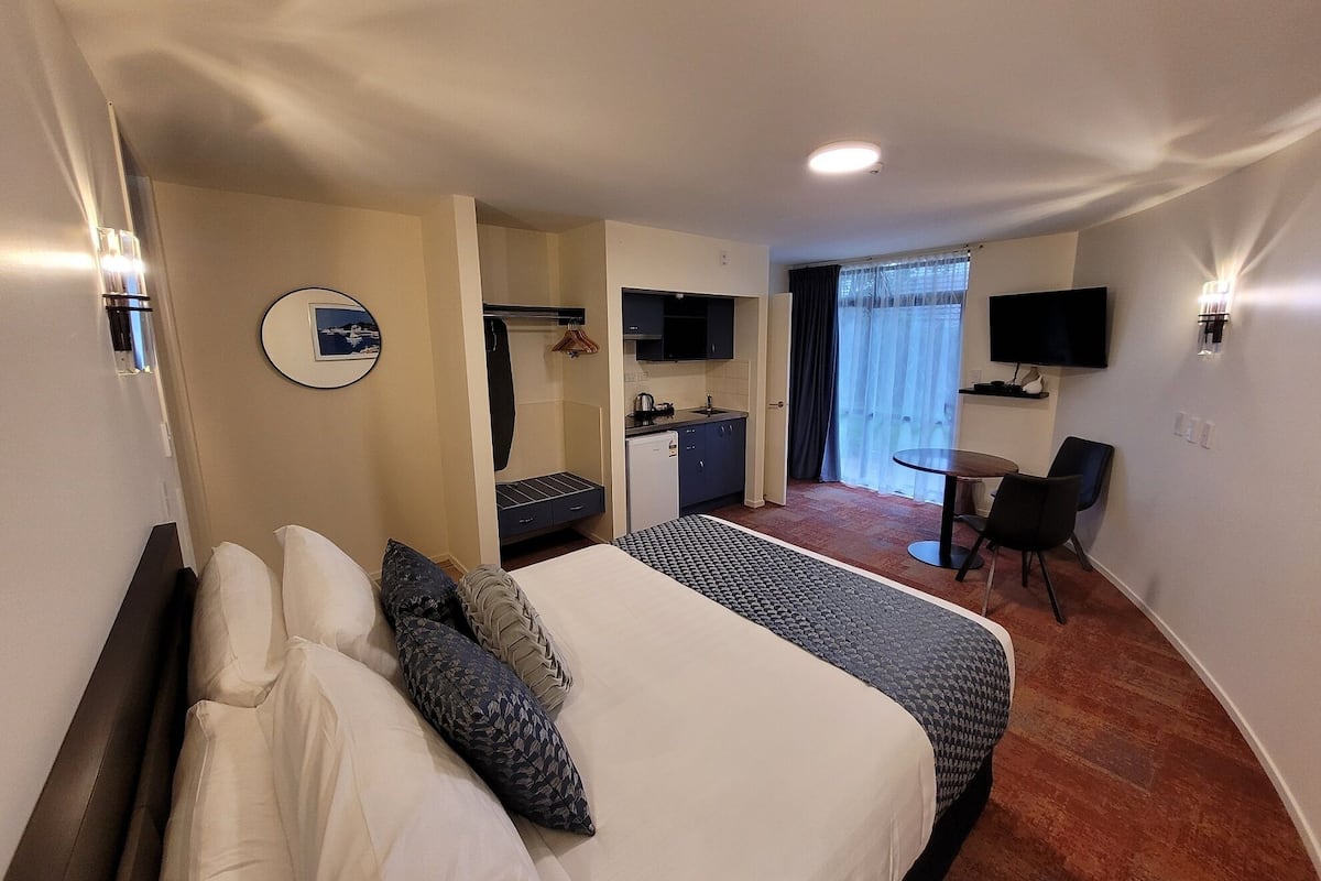 Basic Studio, 1 Queen Bed, Ground Floor | 1 bedroom, desk, blackout curtains, iron/ironing board