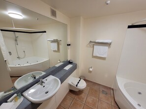 Standard Room, 1 Queen Bed, Jetted Tub | Bathroom | Free toiletries, hair dryer, slippers, towels - City of Sails Motel (Auckland)
