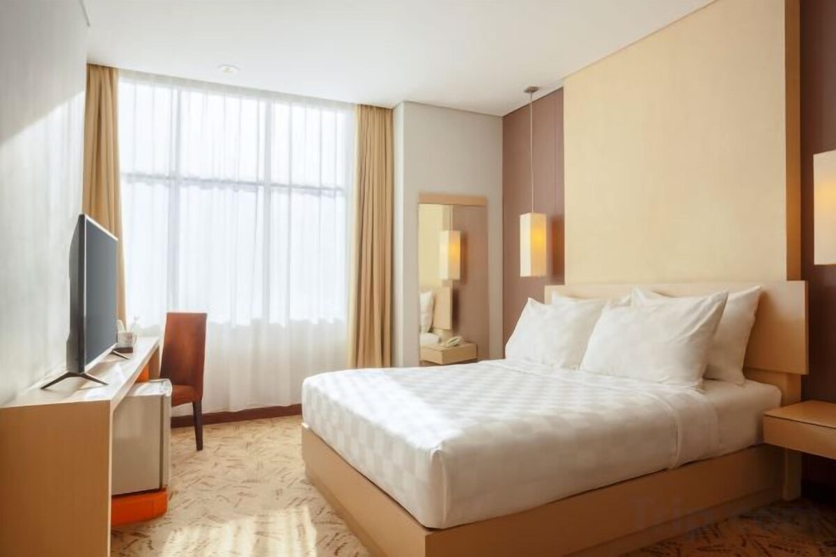 Luxe beddengoed, een minibar, een kluis op de kamer, een bureau