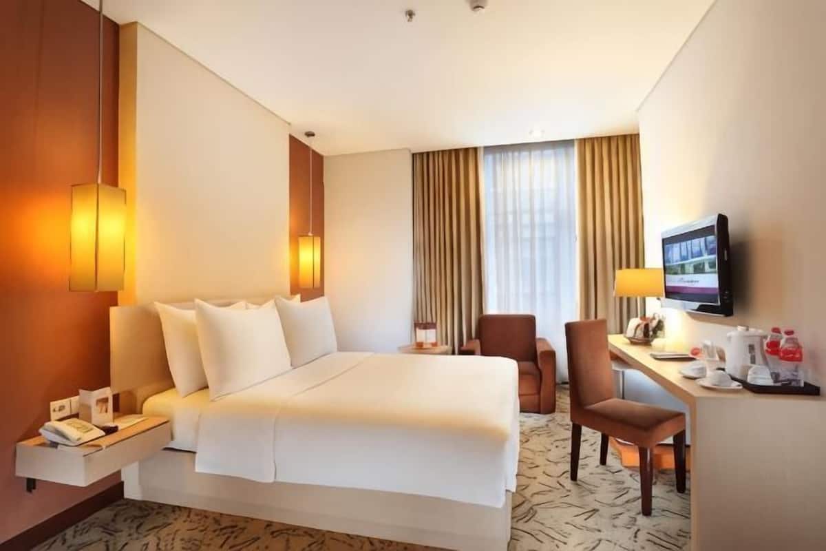 Premium bedding, minibar, in-room safe, desk
