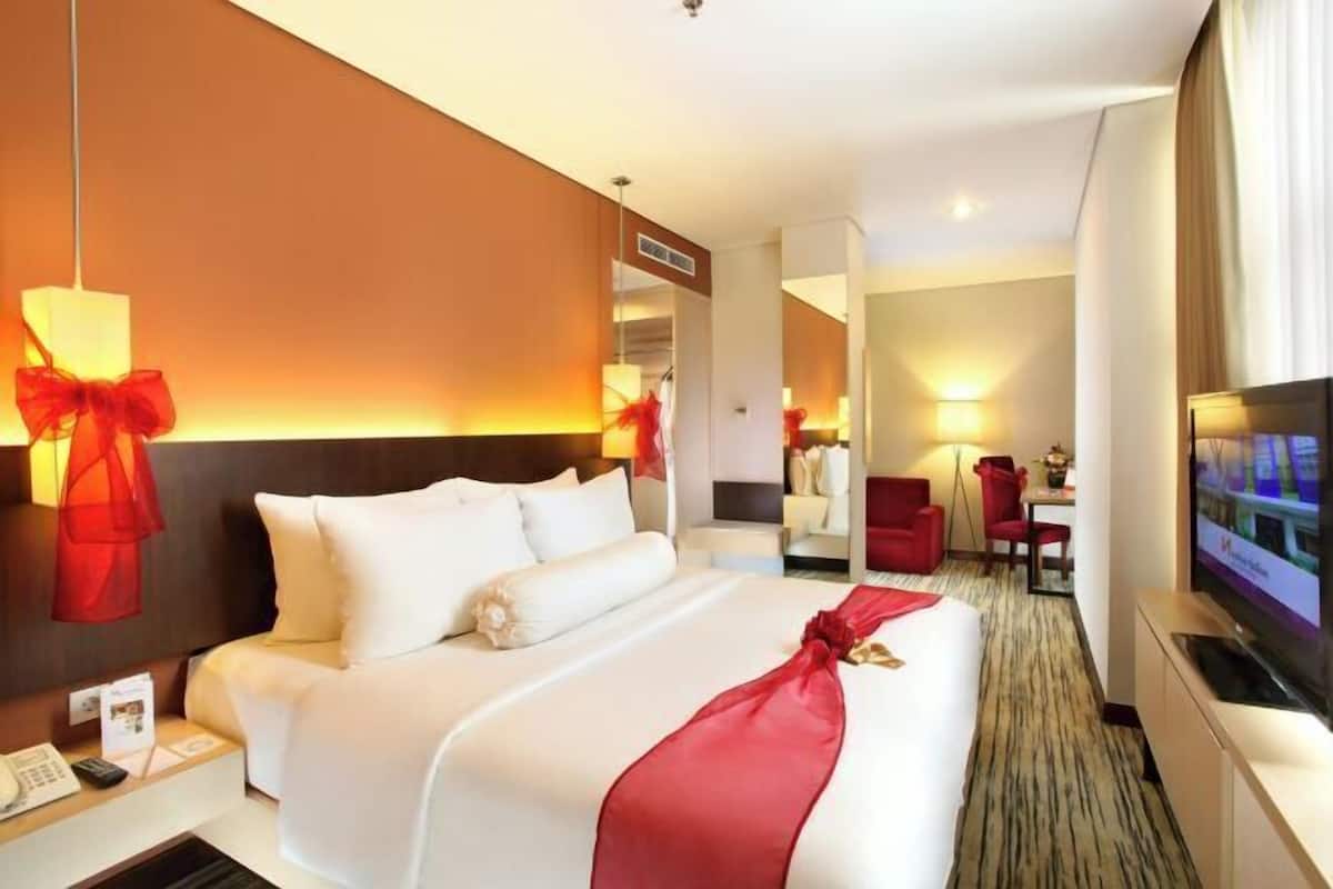 Premium bedding, minibar, in-room safe, desk