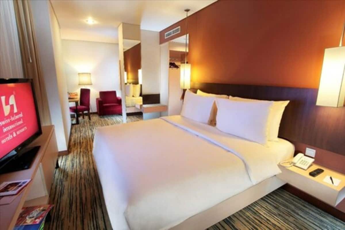 Junior suite | Luxe beddengoed, een minibar, een kluis op de kamer, een bureau