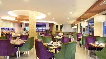 Desayuno buffet (IDR 70000 por persona)