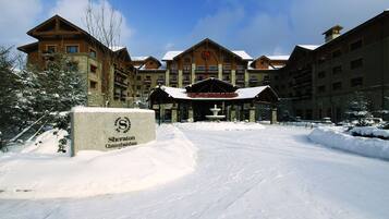 Un gran lodge con un letrero de piedra que dice "Sheraton Changbaishan".