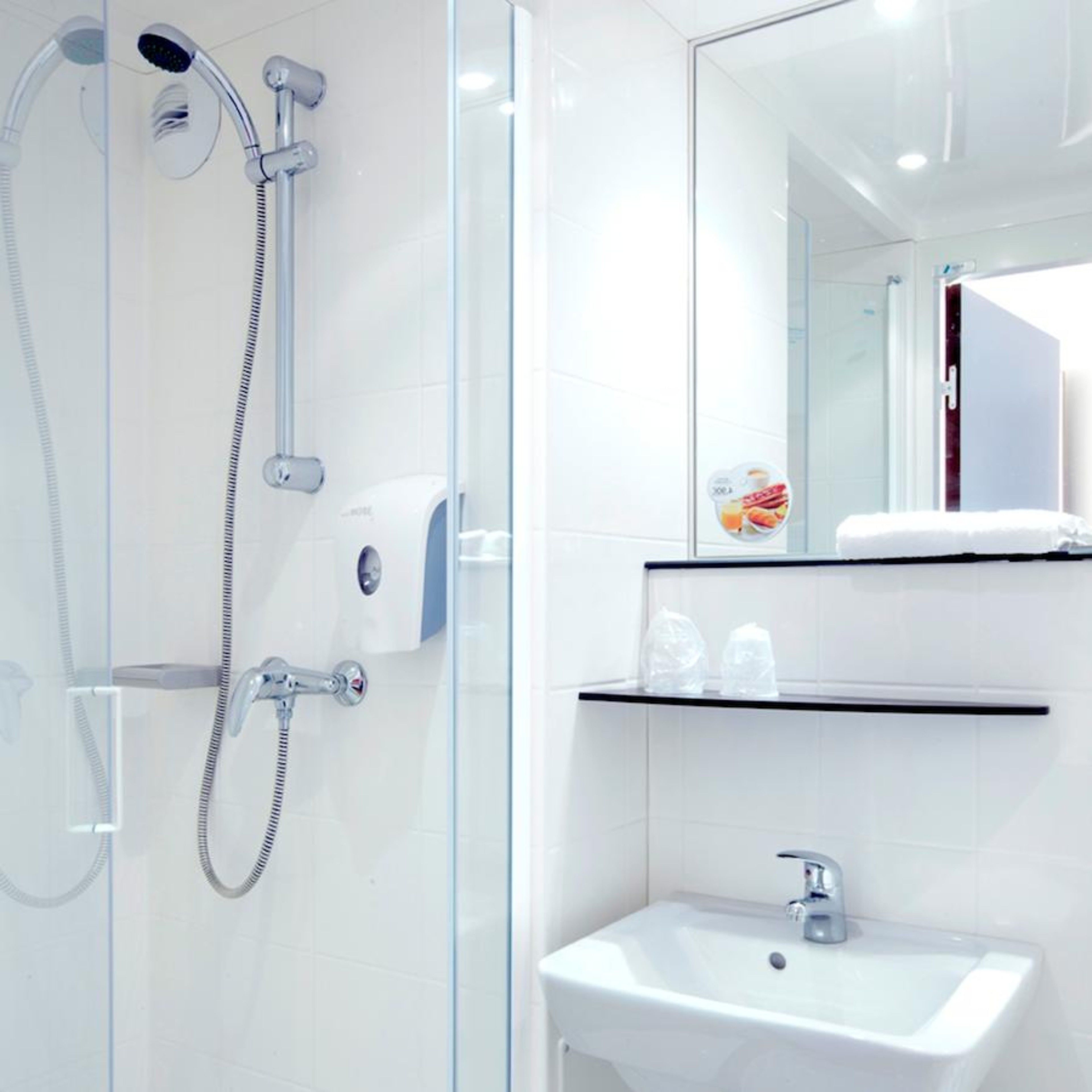 Douche, articles de toilette écologiques, serviettes fournies