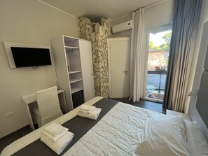 1 bedroom, premium bedding, pillow-top beds, minibar