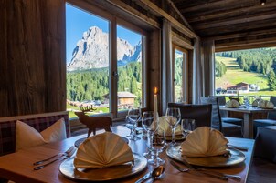Se sirven almuerzos y cocina local, restaurante con mesas al aire libre 