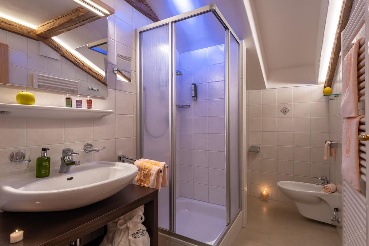 classic double room, balcony | bathroom | hair dryer, bathrobes, slippers, bidet