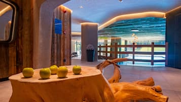 Kolam renang indoor dan kolam renang outdoor, dengan payung kolam renang