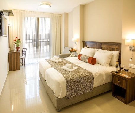 Minibar, caja de seguridad en la habitación y decoración personalizada