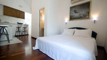 Travel cot, free WiFi, bed sheets