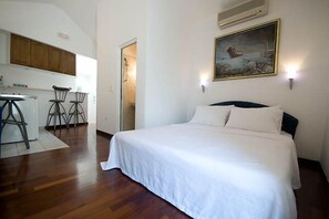 Cuna de viaje, wifi gratis y ropa de cama 