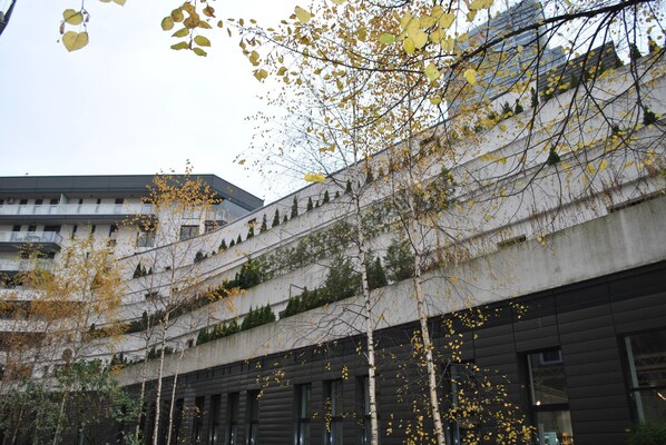 Vista frontal de la propiedad