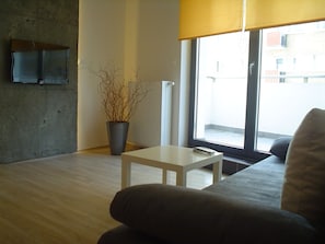 Apartamento superior, bañera de hidromasaje | Sala de estar | Televisión de 32 pulgadas con canales por cable