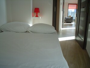 Tabla de planchar con plancha y ropa de cama 