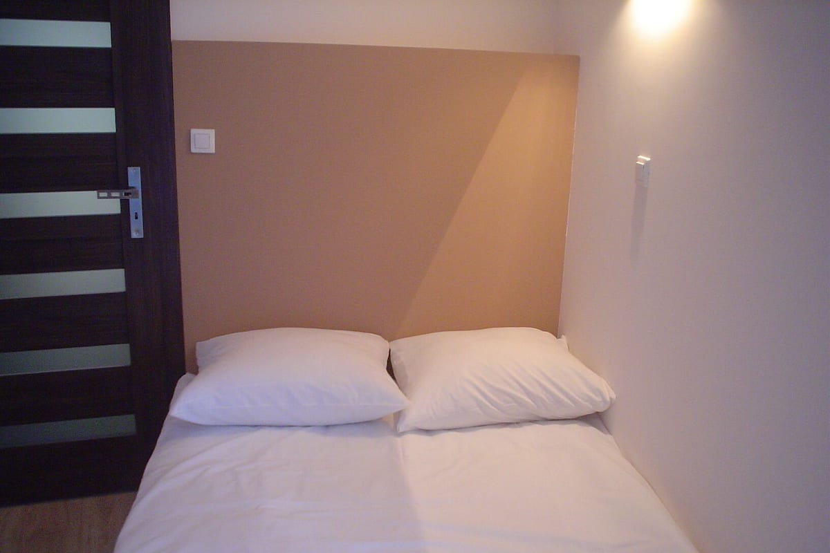 Tabla de planchar con plancha y ropa de cama