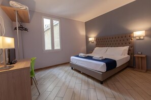 Desk, blackout drapes, free WiFi, bed sheets - Hotel Genziana (Genoa)