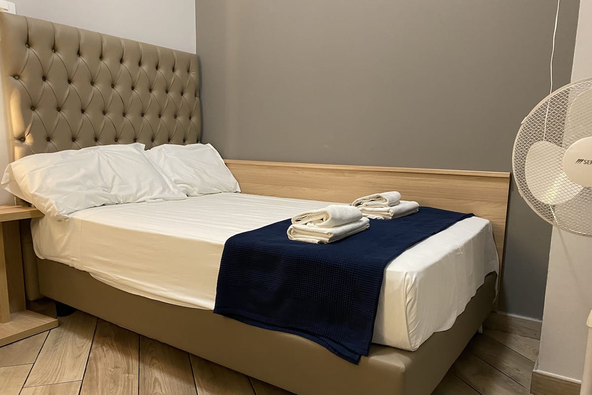 Economy tweepersoonskamer, 1 twijfelaar, niet-roken, privébadkamer | Een bureau, verduisterende gordijnen, gratis wifi, beddengoed