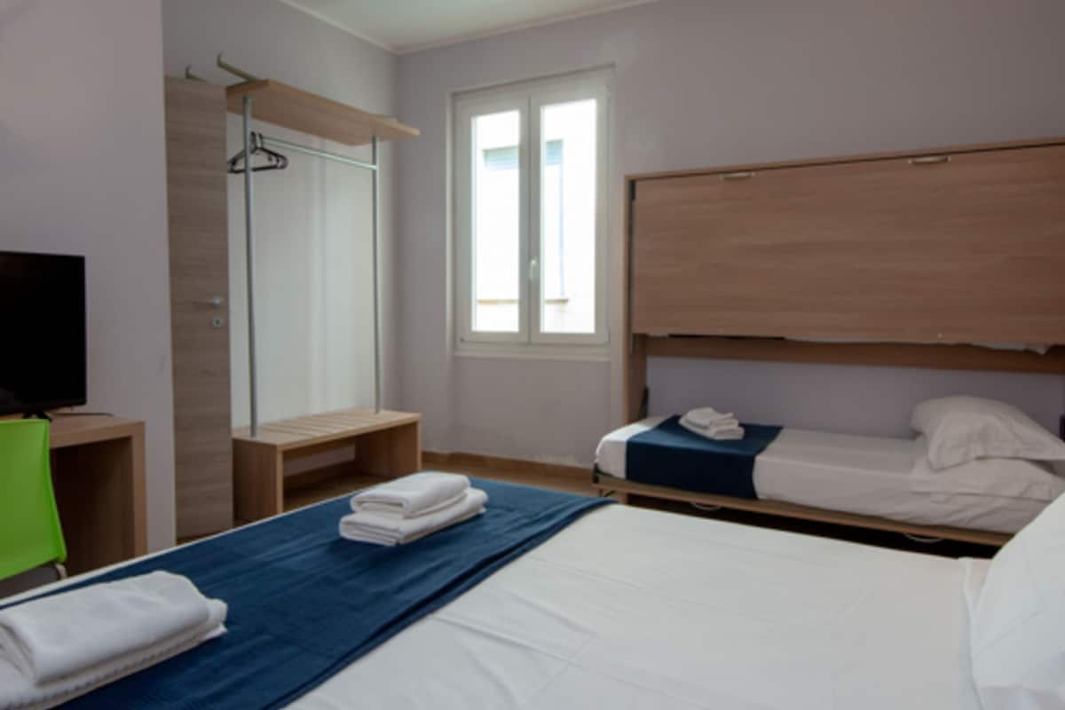 Driepersoonskamer, privébadkamer | Een bureau, verduisterende gordijnen, gratis wifi, beddengoed