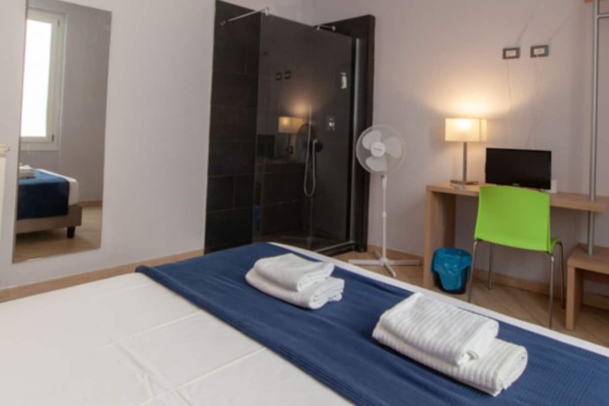 Economy tweepersoonskamer, 1 tweepersoonsbed, privébadkamer | Een bureau, verduisterende gordijnen, gratis wifi, beddengoed