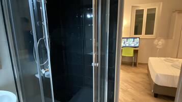 Driepersoonskamer, privébadkamer | Badkamer met douche
