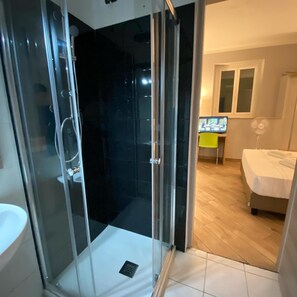 Shower, rainfall showerhead, free toiletries, hair dryer - Hotel Genziana (Genoa)