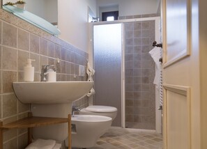 Apartamento clásico, baño privado (Cielo - Terra) | Baño | Ducha, secador de pelo, toallas y jabón
