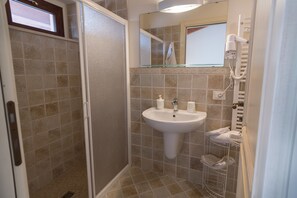 Classic Triple Room, Private Bathroom (Fuoco) | Bathroom - Rosa di Assisi (Bastia Umbra)