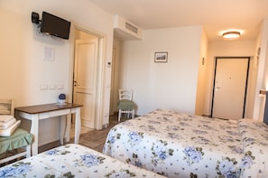 1 habitación, muebles diferentes y escritorio