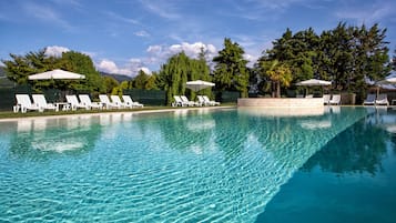 Piscine extérieure, chaises longues
