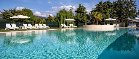 Piscine extérieure, chaises longues