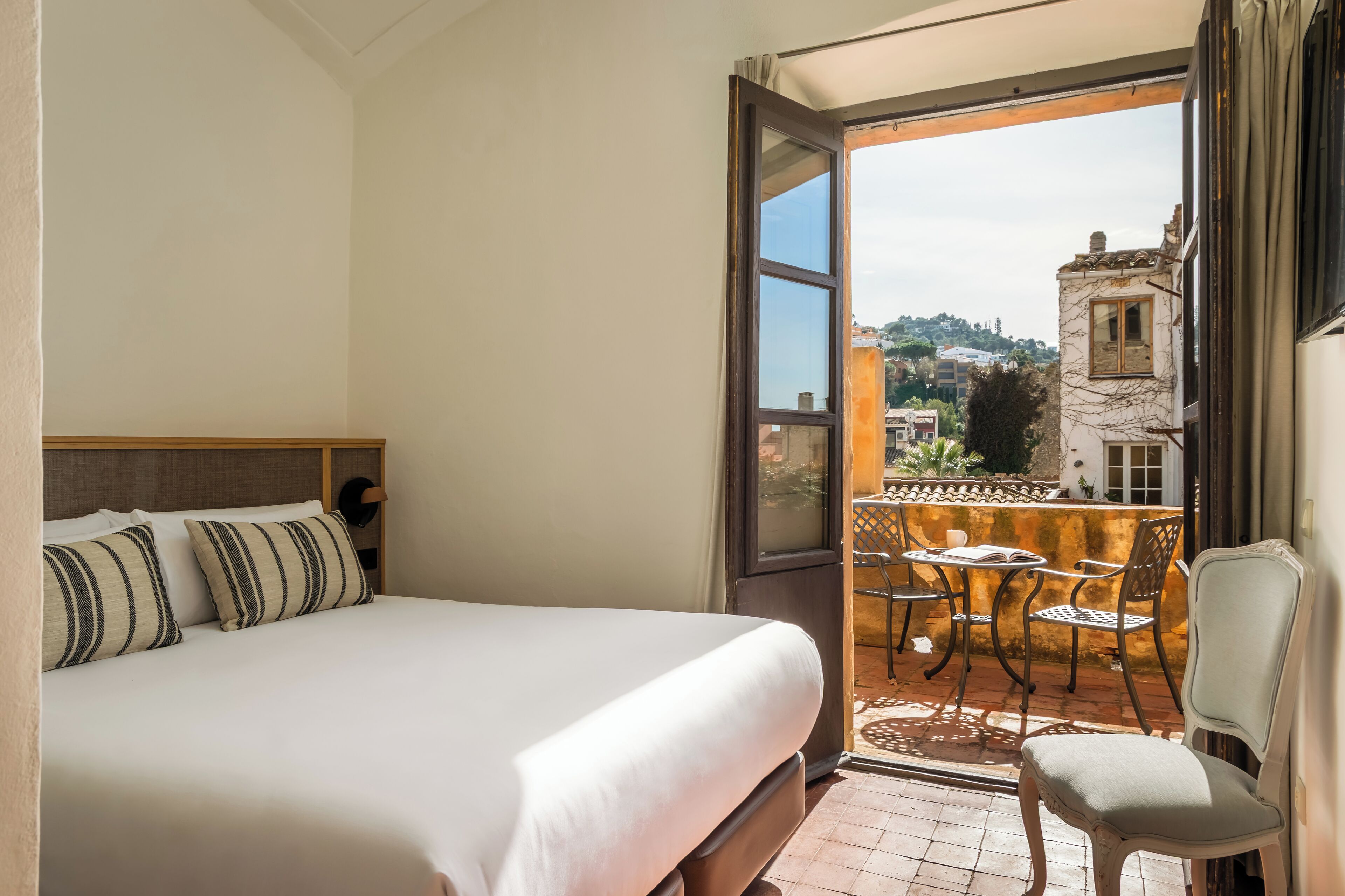 Cubrecamas, decoración personalizada, wifi gratis y ropa de cama 