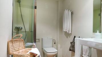 تجهيزات دش، دُش غزير، مستلزمات مجانية للعناية الشخصية، مجففات شعر