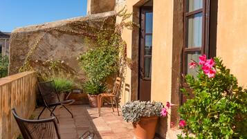 Tweepersoonskamer, terras | Donsdekens, individueel gedecoreerd, gratis wifi, beddengoed