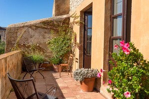 Cubrecamas, decoración personalizada, wifi gratis y ropa de cama 