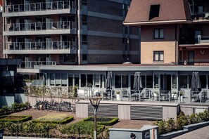 Family Suite, 2 Bedrooms, Garden View | Minibar, in-room safe, desk, laptop workspace - Casino Hotel (Koksijde)
