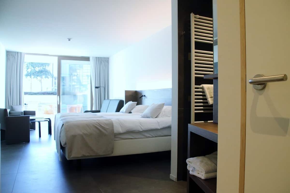 superior twin room, garden view, garden area | 1 bedroom, minibar, in-room safe, desk