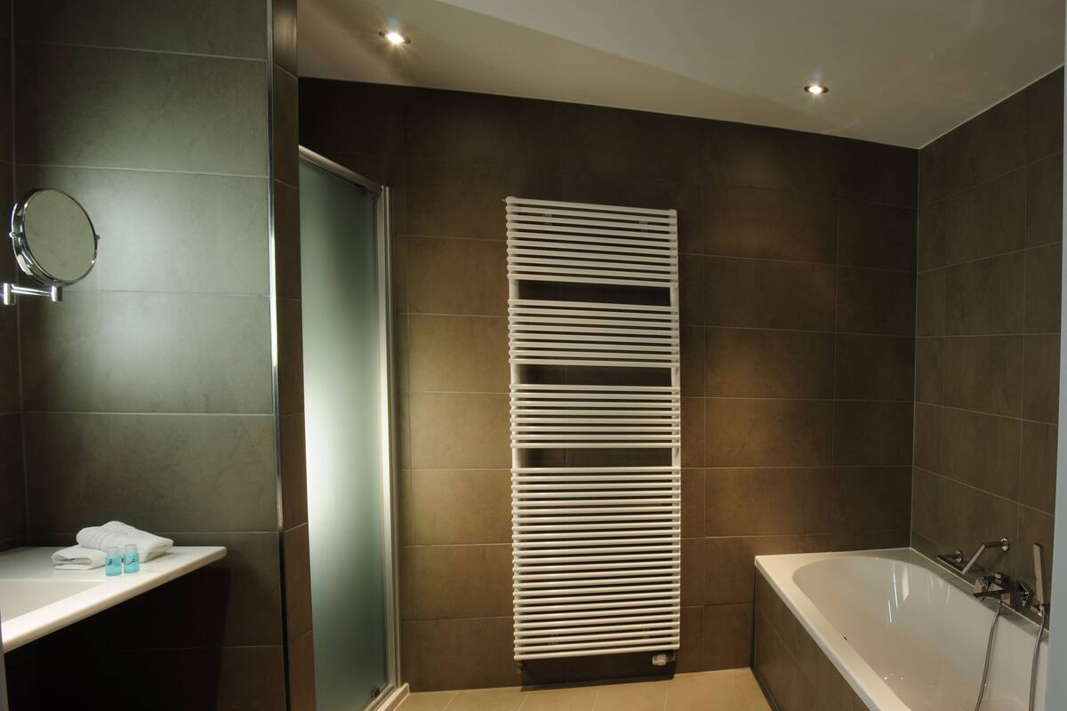 combined shower/bathtub, rainfall showerhead, free toiletries