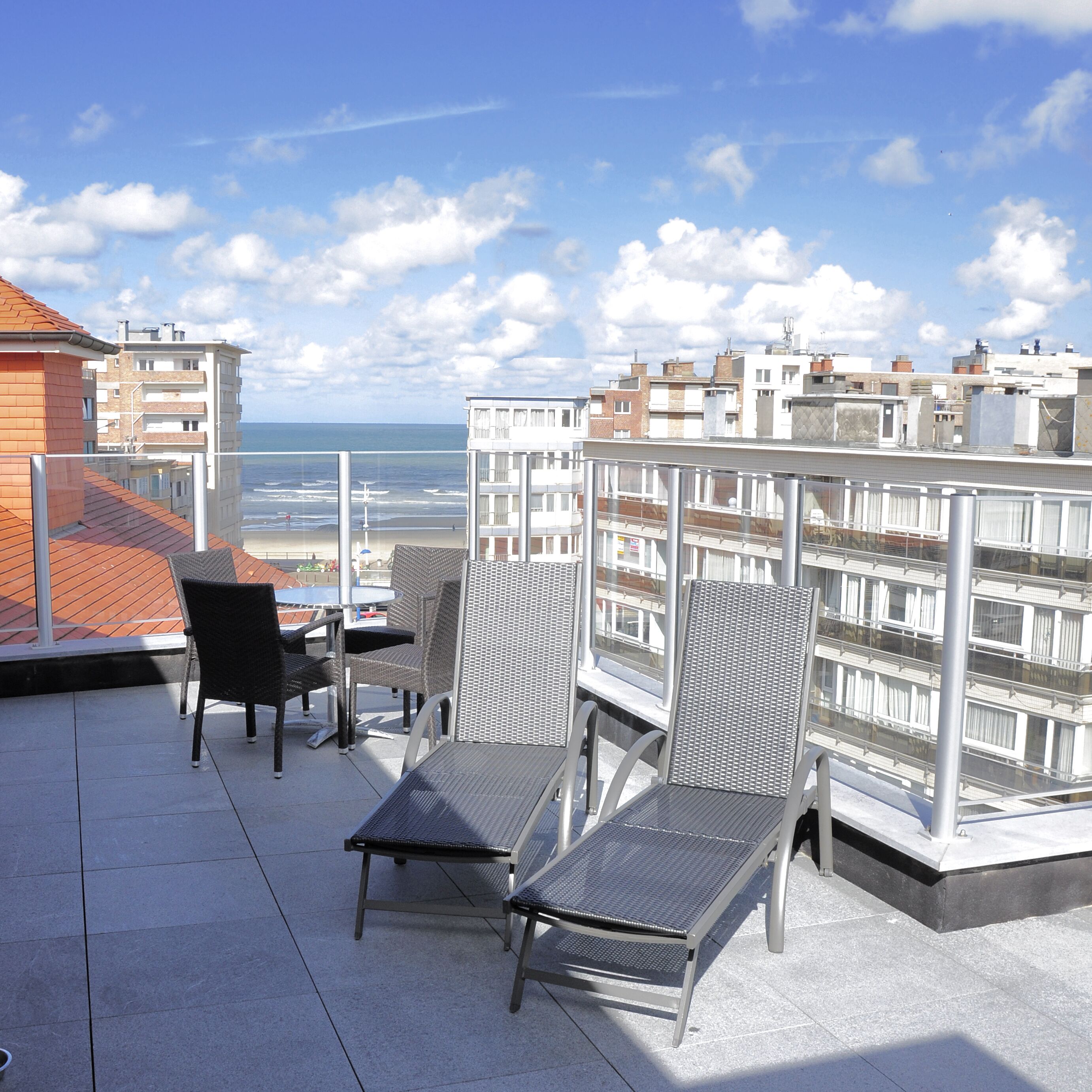 Penthouse Suite | 迷你吧、客房内保险箱、办公桌、笔记本电脑工作区