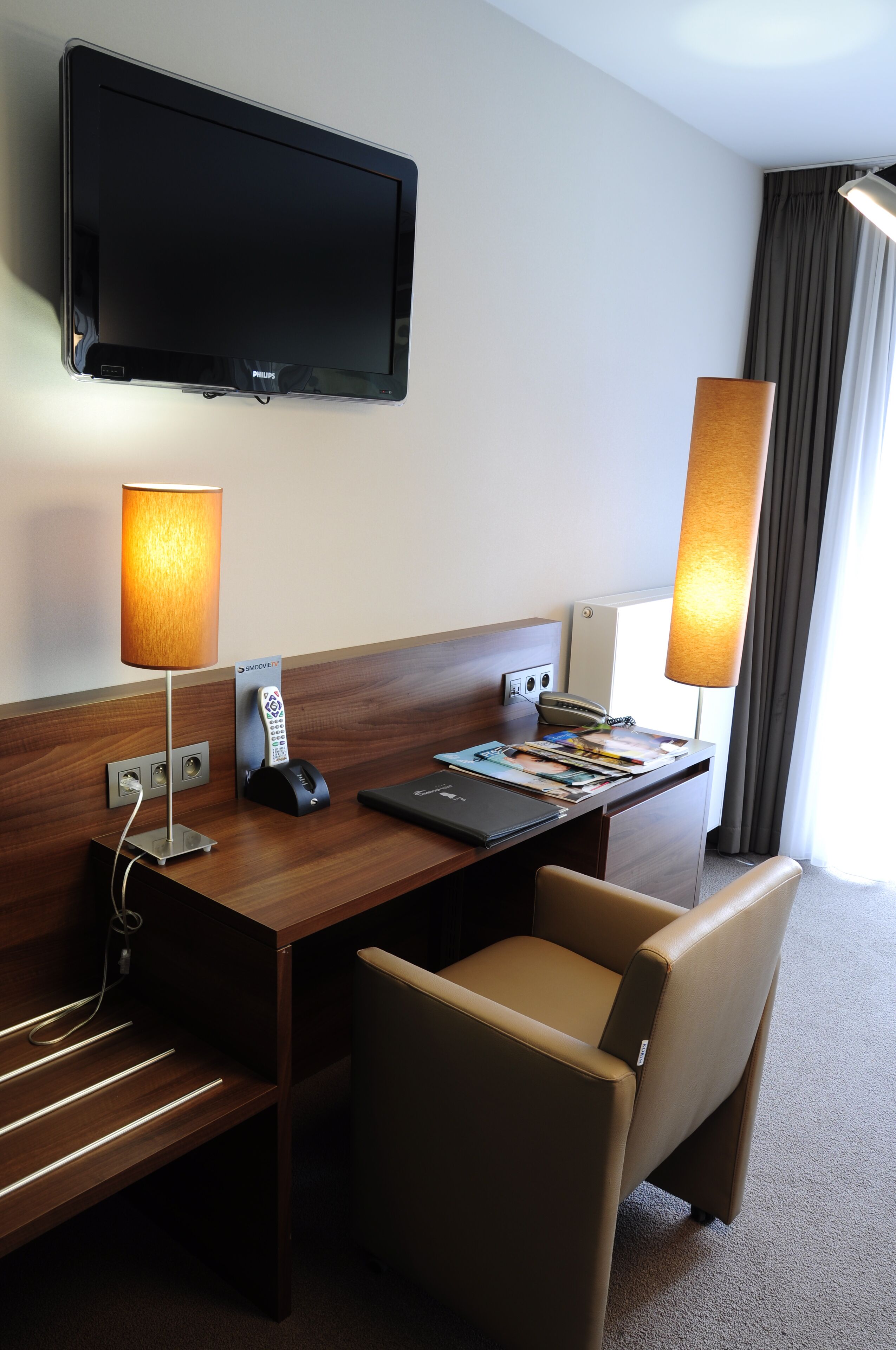 deluxe twin room, partial sea view | 1 bedroom, minibar, in-room safe, desk