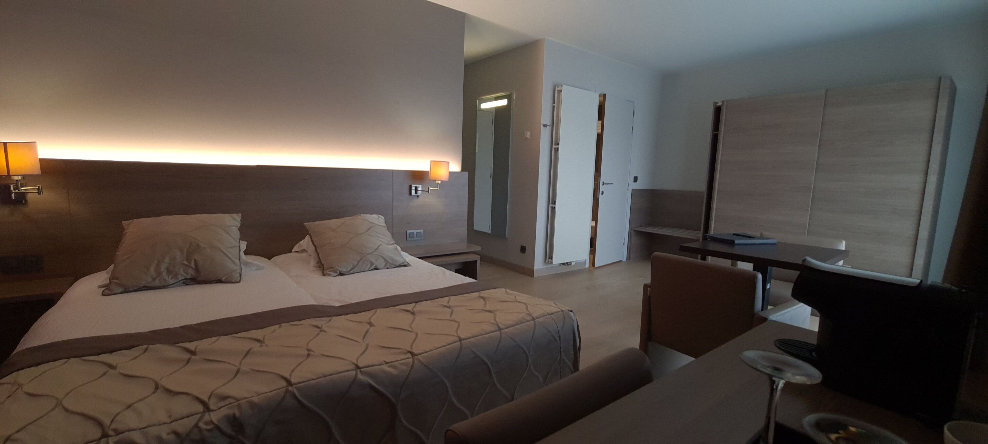 Minibar, caja de seguridad en la habitación y escritorio 