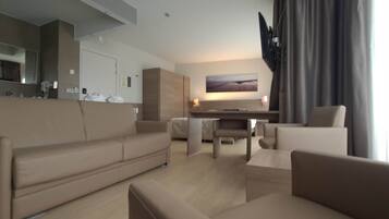 Penthouse Suite | Minibar, safe på rommet, skrivebord og skrivebord for bærbar PC