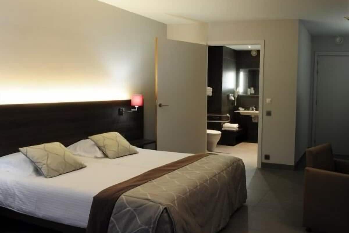 double room, accessible | 1 bedroom, minibar, in-room safe, desk