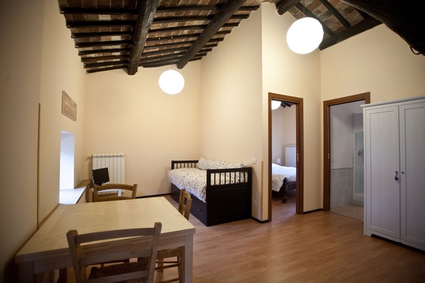 Deluxe-Vierbettzimmer, eigenes Bad | Select-Comfort-Betten, individuell eingerichtet, Schreibtisch