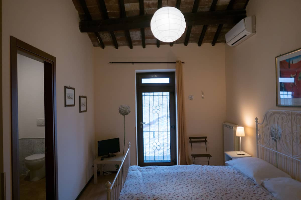 Chambre Double Classique, salle de bains privée | Matelas Select Comfort, ameublement personnalisé, bureau